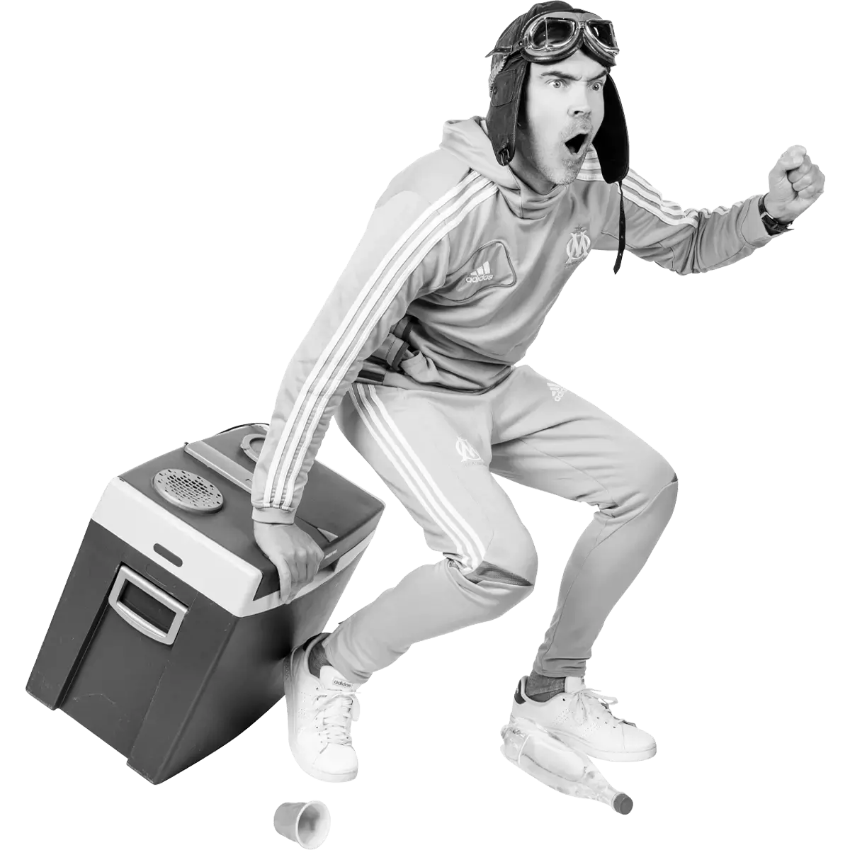 Dimitri avec un jogging de l'om, assis sur une glaciĂšre en train d'encourager.