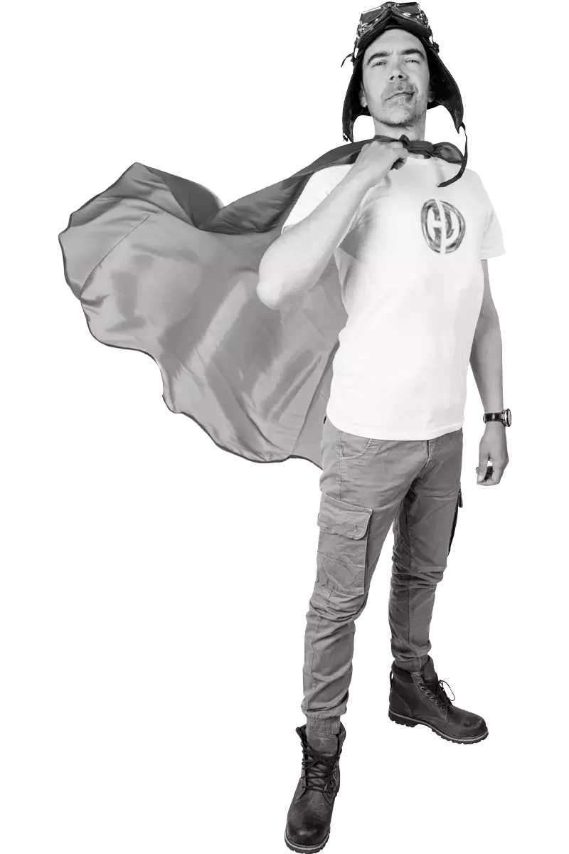 Dimitri, habillé en super-héros de la communication avec une cape flottant dans le vent.